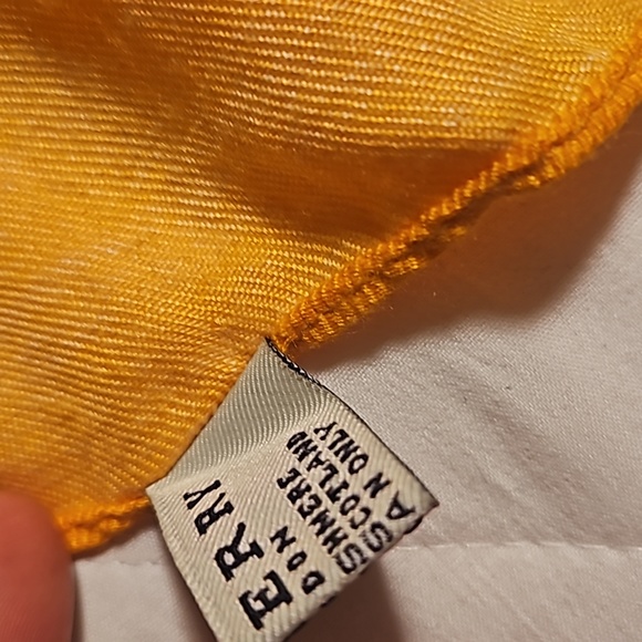 Burberry Scarf . - Picture 14 of 16